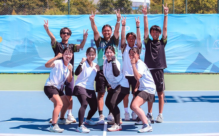 世界デフテニスチーム選手権大会に出場した男子・女子の日本代表選手たち