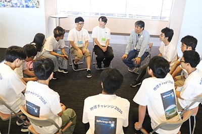 研究施設見学や第一線の研究者との交流プログラムが実施