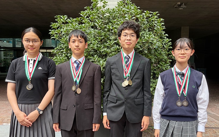 第19回国際地学オリンピック（IESO）で日本代表4人は、金メダル2個、銀メダル2個を獲得