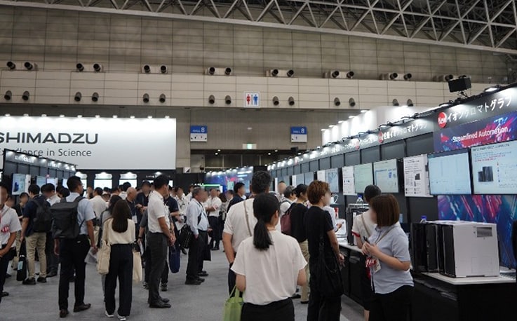 多くの来場者でにぎわう島津製作所ブース。最新の分析機器やソリューションの展示に加え、技術説明やデモンストレーションが行われた