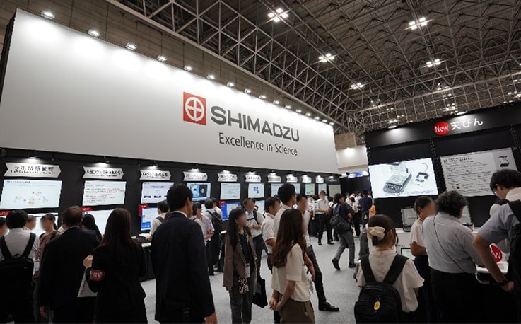 ブース奥の一面では、ラボ内の情報管理や分析データの異常検知、分析法の開発などを支援するソリューションを紹介