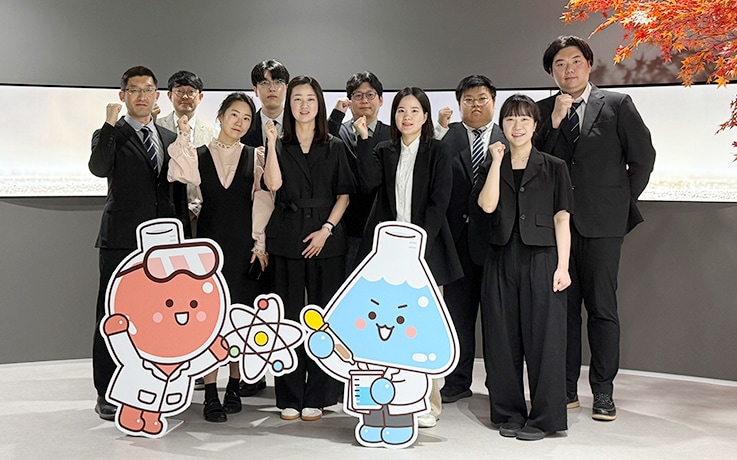 SSK技術研究所のメンバー。前列中央がLee。SSKのオリジナルキャラクター「Peri&Tube」と一緒に