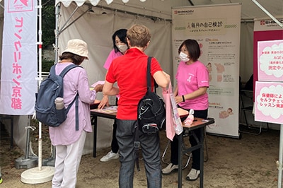高台寺公園に設けた当社ブース(写真は2025年)