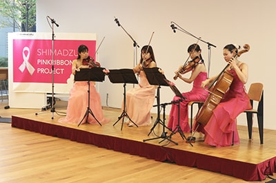 写真は前回のピンクリボンコンサート(2023年)。社員が多く訪れ、弦楽四重奏の音楽を楽しんだ。