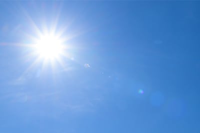 自然環境下で使用される素材は、太陽光や雨などの影響で劣化する(写真はイメージ)