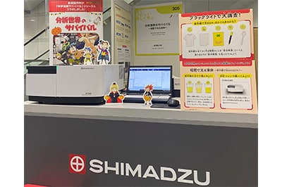 人気科学漫画「サバイバルシリーズ」とコラボレーションしたオリジナル冊子「分析世界のサバイバル」の世界観を生かした体験型ブースを展開