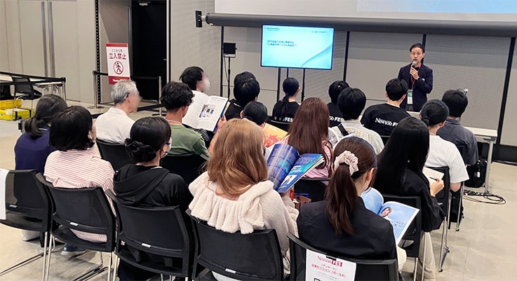企業説明会では、科学を学んだ先にあるキャリアを紹介