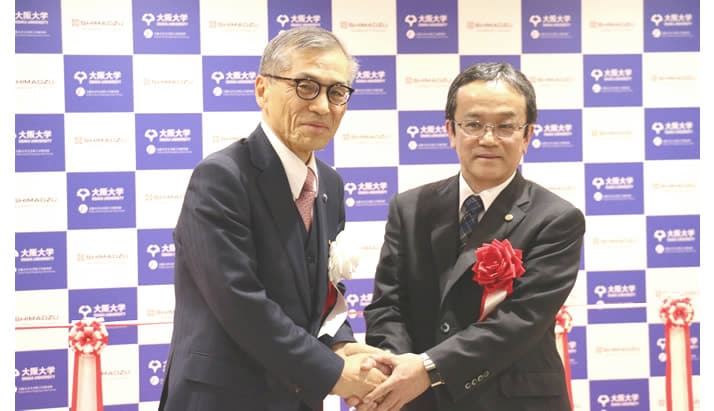 西尾章治郎・大阪大学総長（左）と当社社長の上田輝久