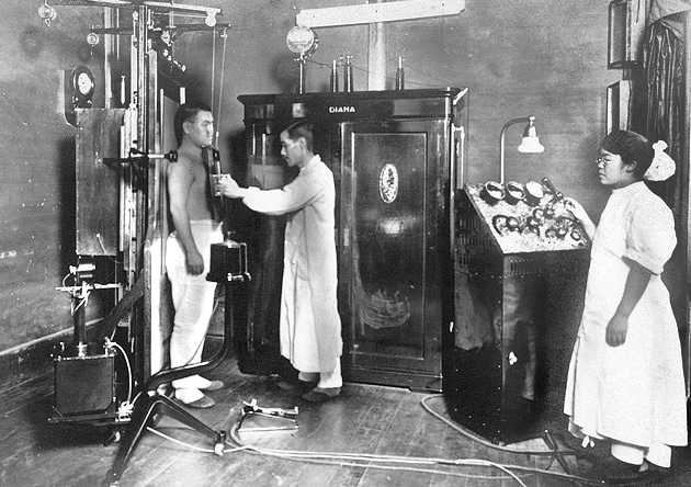 1921年頃のX線装置による診察風景
